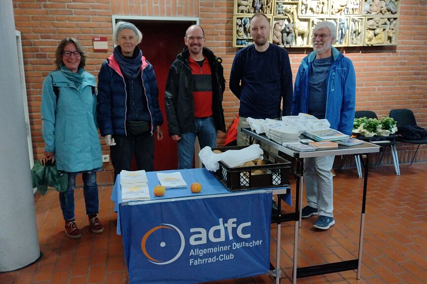 Teilnehmer am ADFC Infostand Teilnehmer vom Stadtradeln am ADFC Infostand