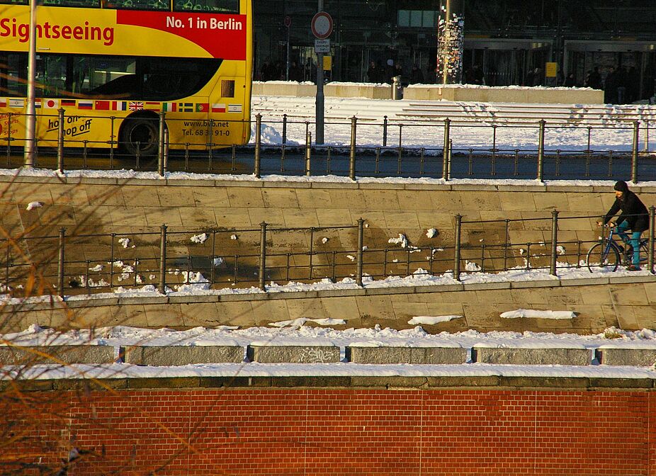 Geräumte Radwege begünstigen Radfahren im ganzen Jahr Radfahrer fährt bei Schnee im Winter Rad